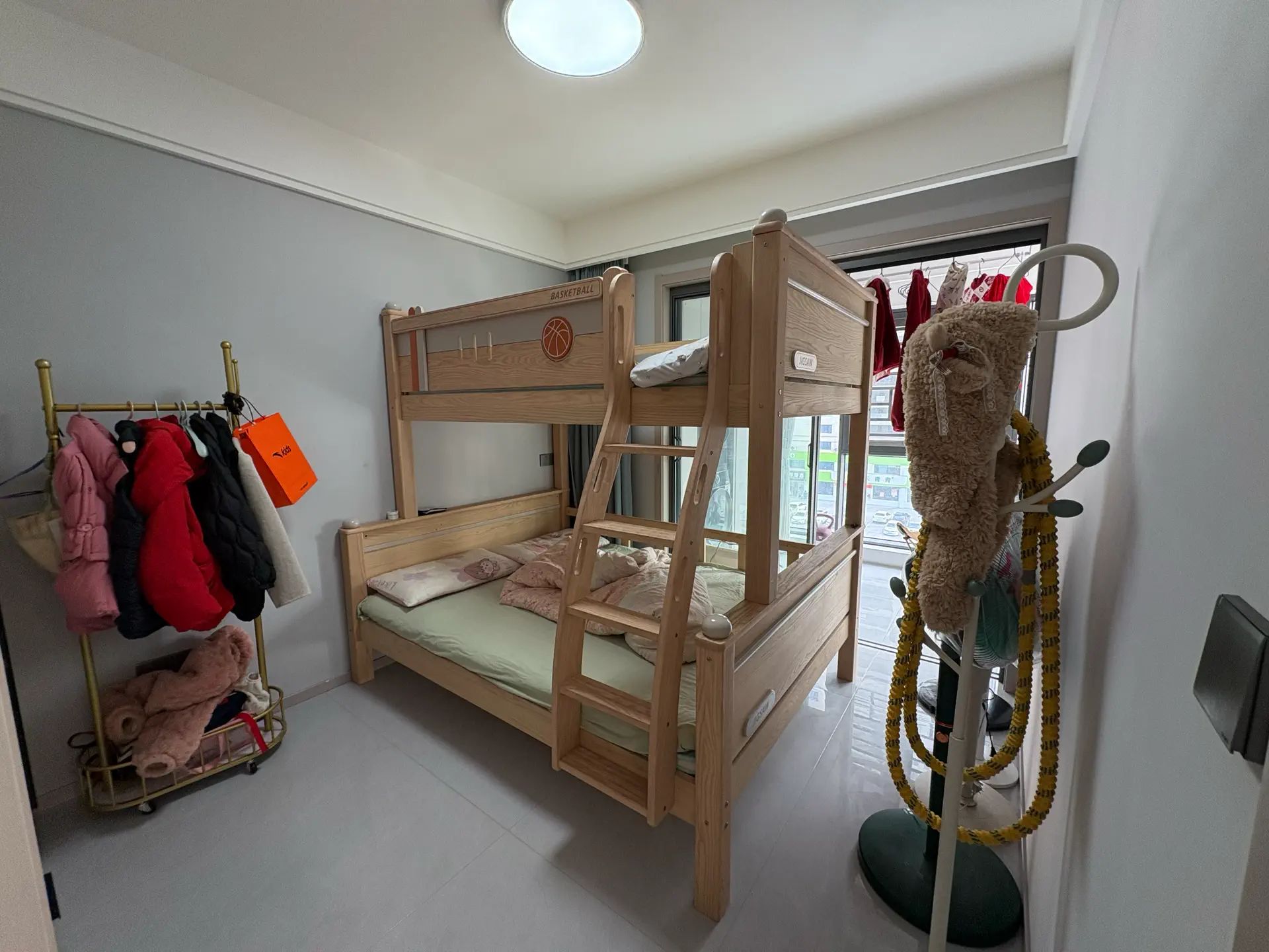 城南，蓝天花园，小高层，1梯1梯，精装三房，好楼层5楼，9成新，证满二