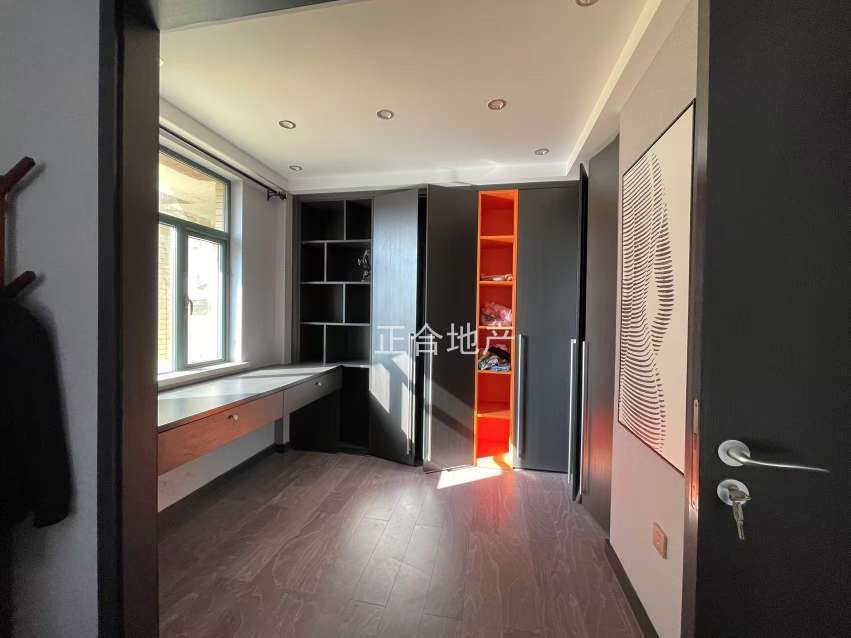 房东诚心出售，新城壹号，精装两房，成色新，电梯好楼层，可谈