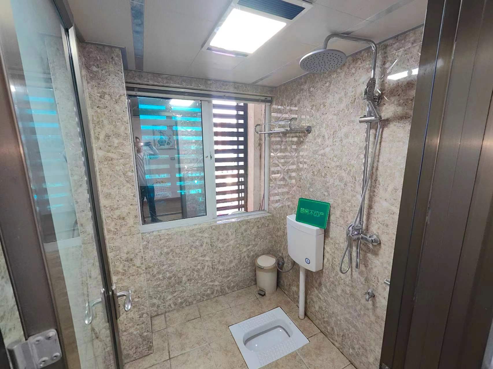 圣淘沙精装大两房通风好三面采光，双阳台，业主诚意出售，优质的吓人可以上公立嶨校，实验幼儿园，实验小穴，老三忠