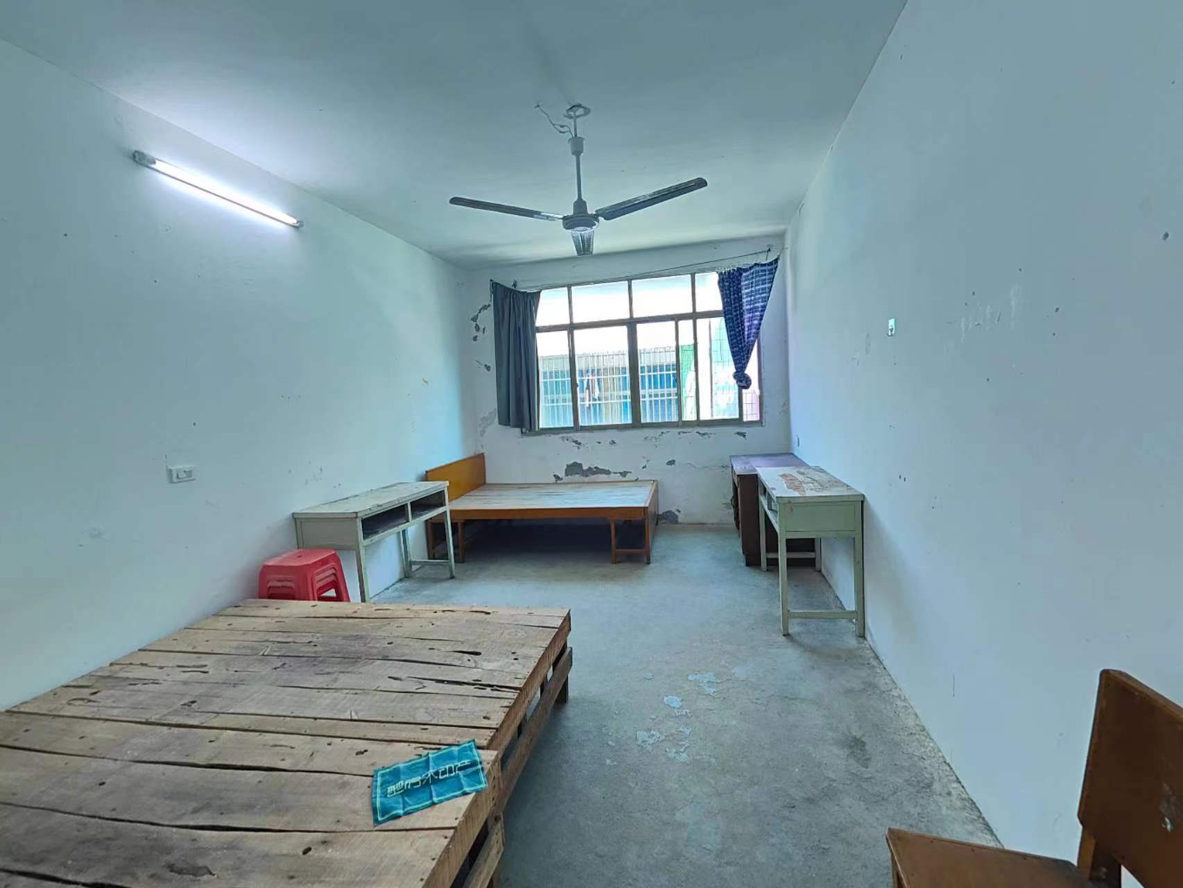 私房两间四层，另带隔热层400平只要55万，户型南北通透采光好的很生活配套成熟交通方便！