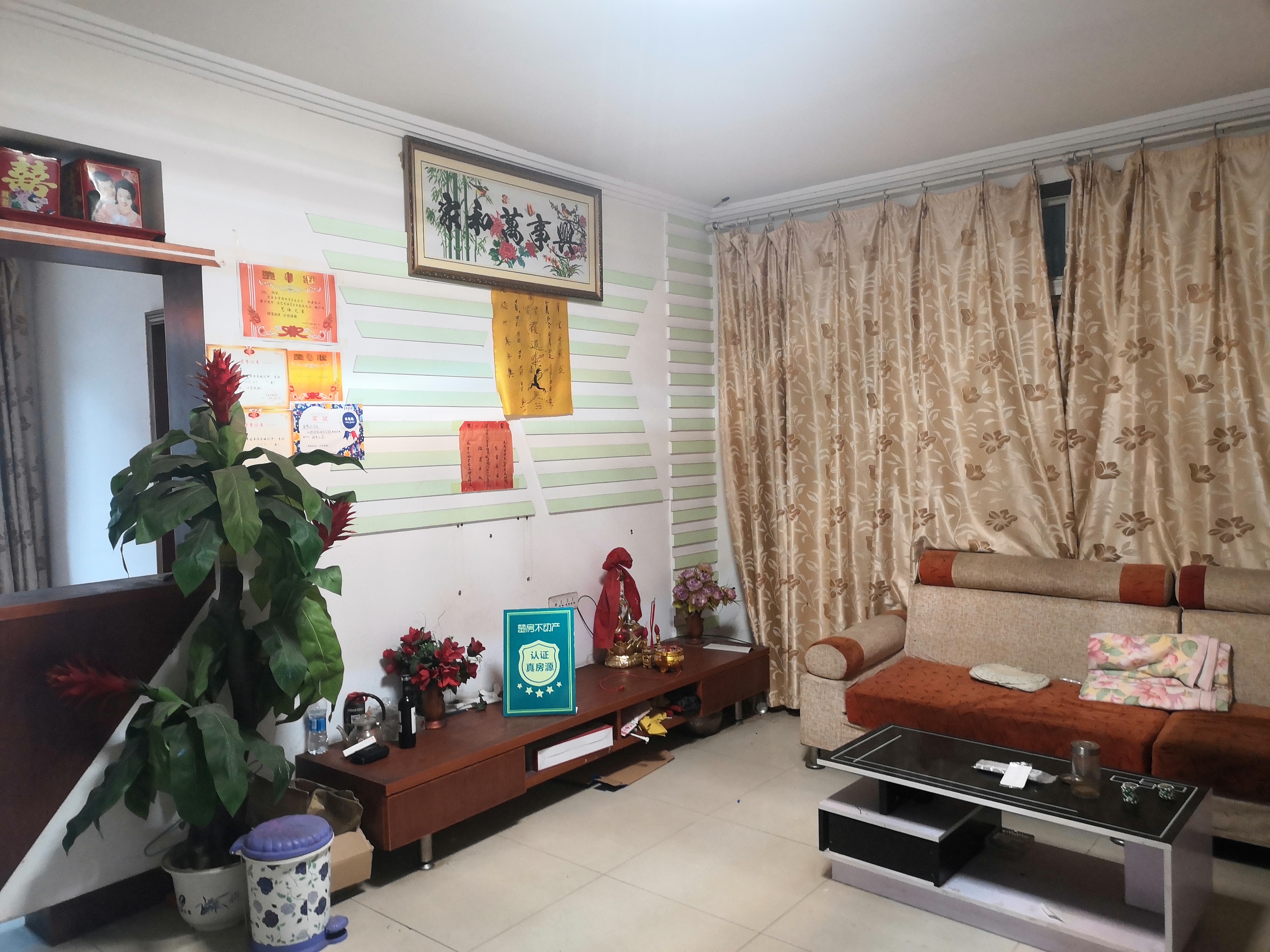 云顶酒店后润沁小区带装修两室半诚意出售