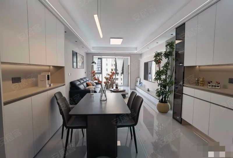 ？城南，御湖世家，精装三房，送车位，三开间朝南，证满二