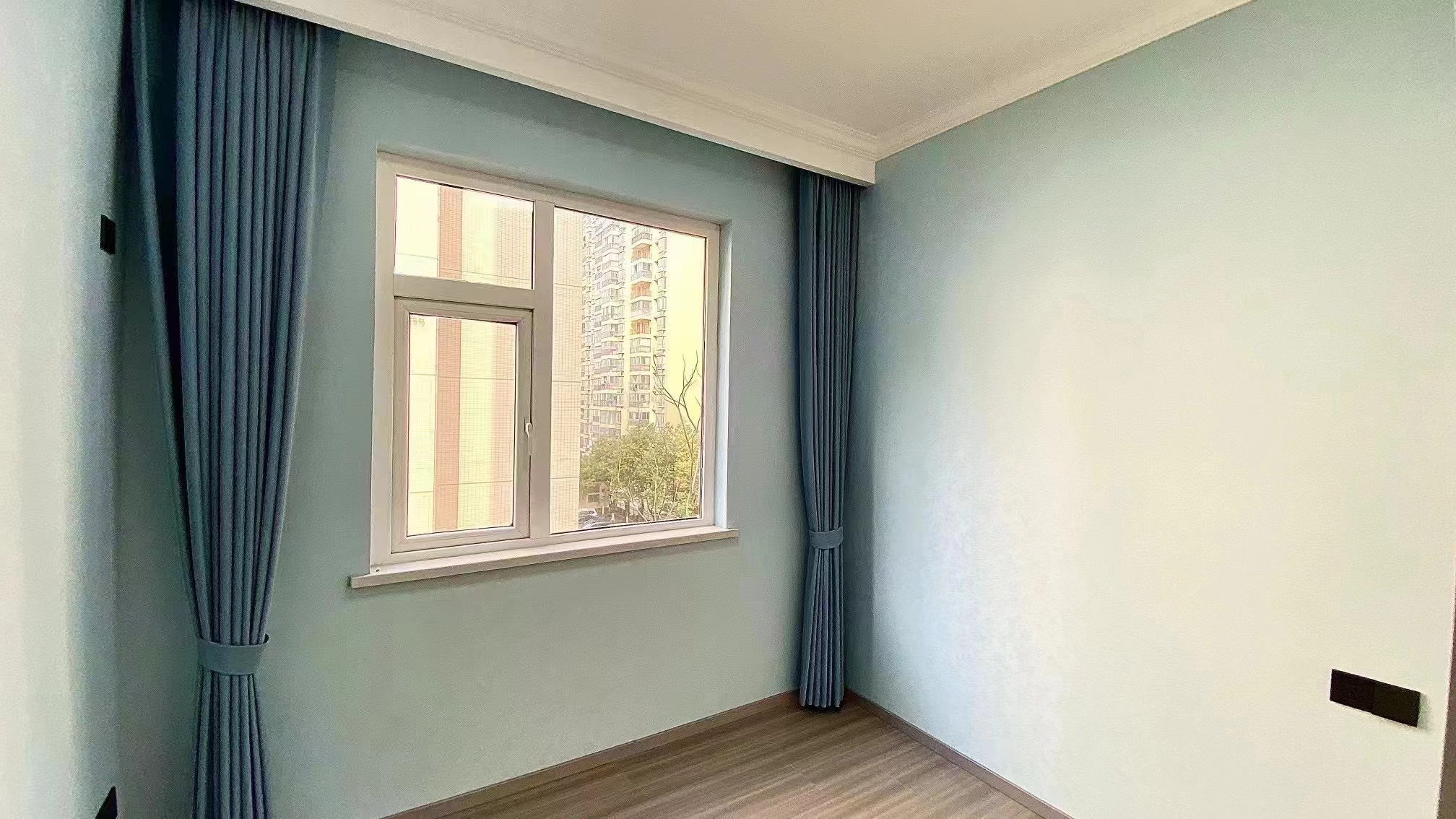 赞板子，全新装修3房，门口仙桃晓学，小高层边户，一梯两户，采光好，中间楼层