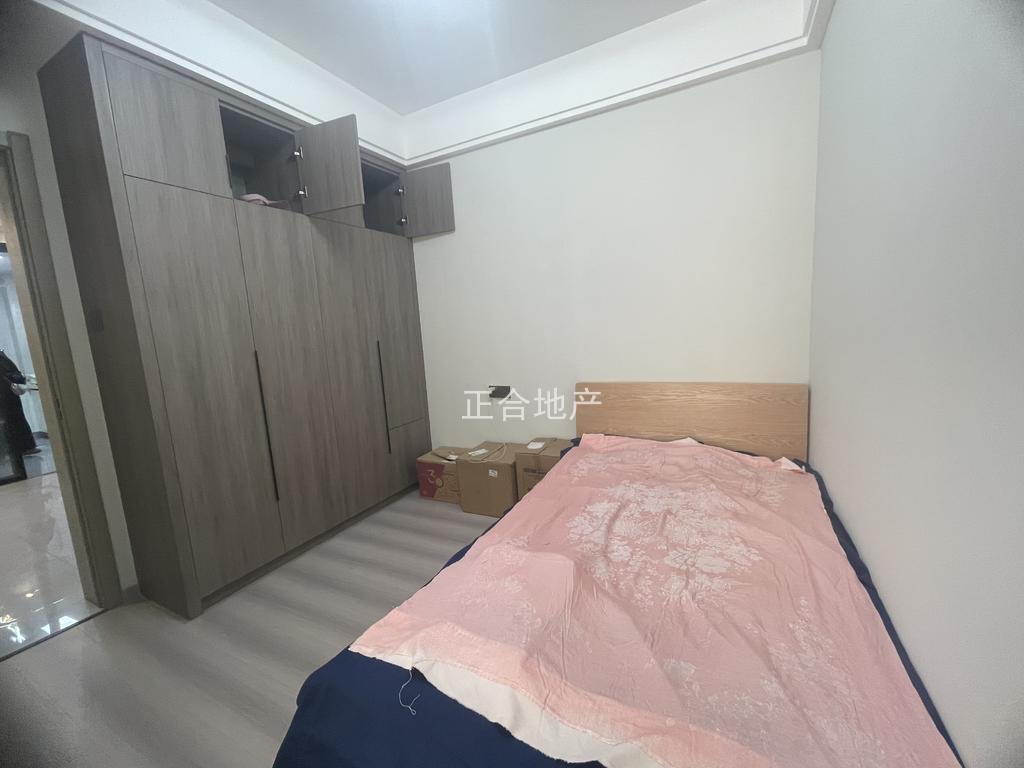 吾悦旁，蓝天新城。人车分流小区，精装三房，9.9成新，基本未住电梯好楼层证满二