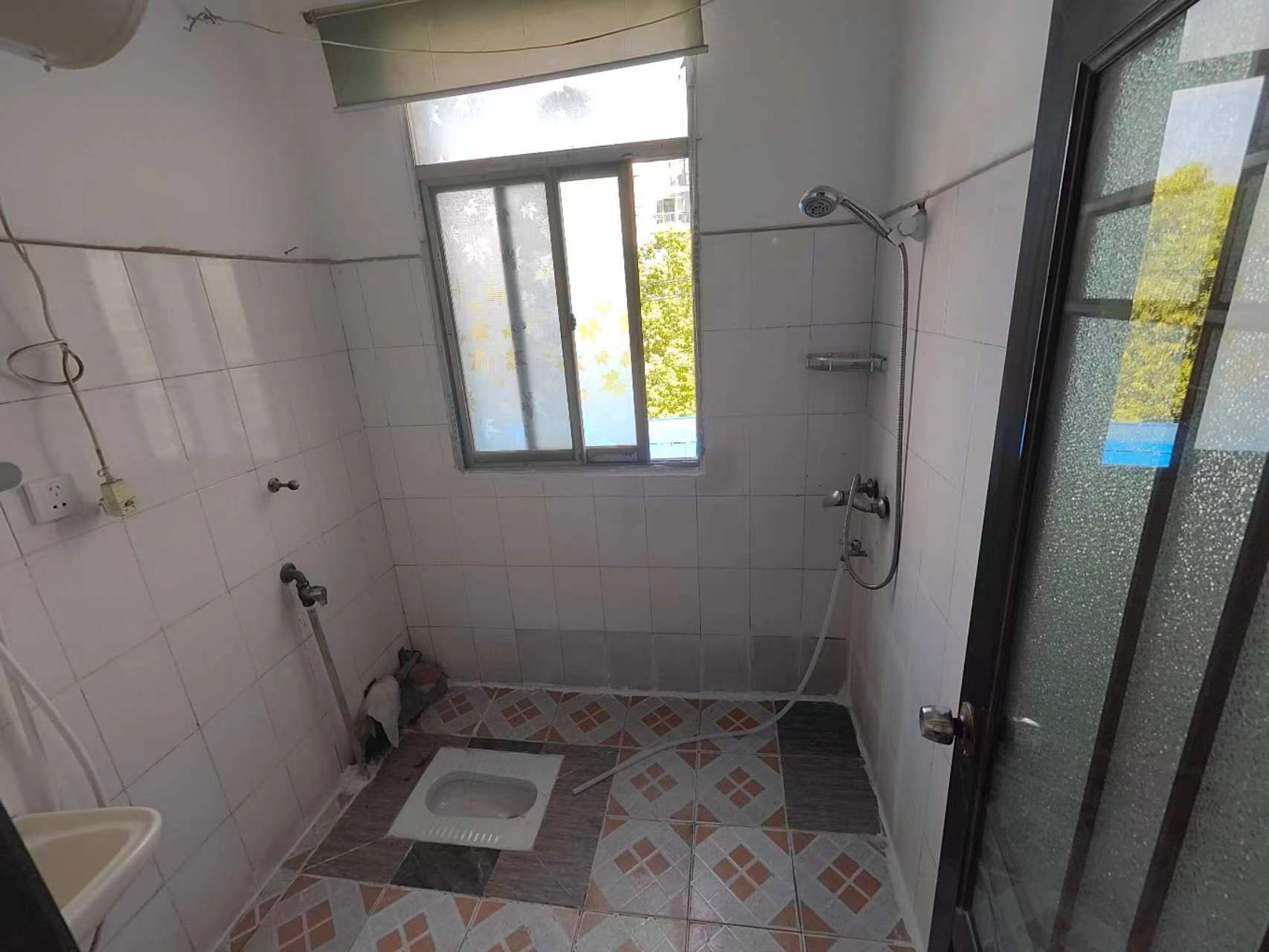 车站附近的一室一厅一厨一卫，出门就是菜场，沃尔玛，停车方便，可租半年