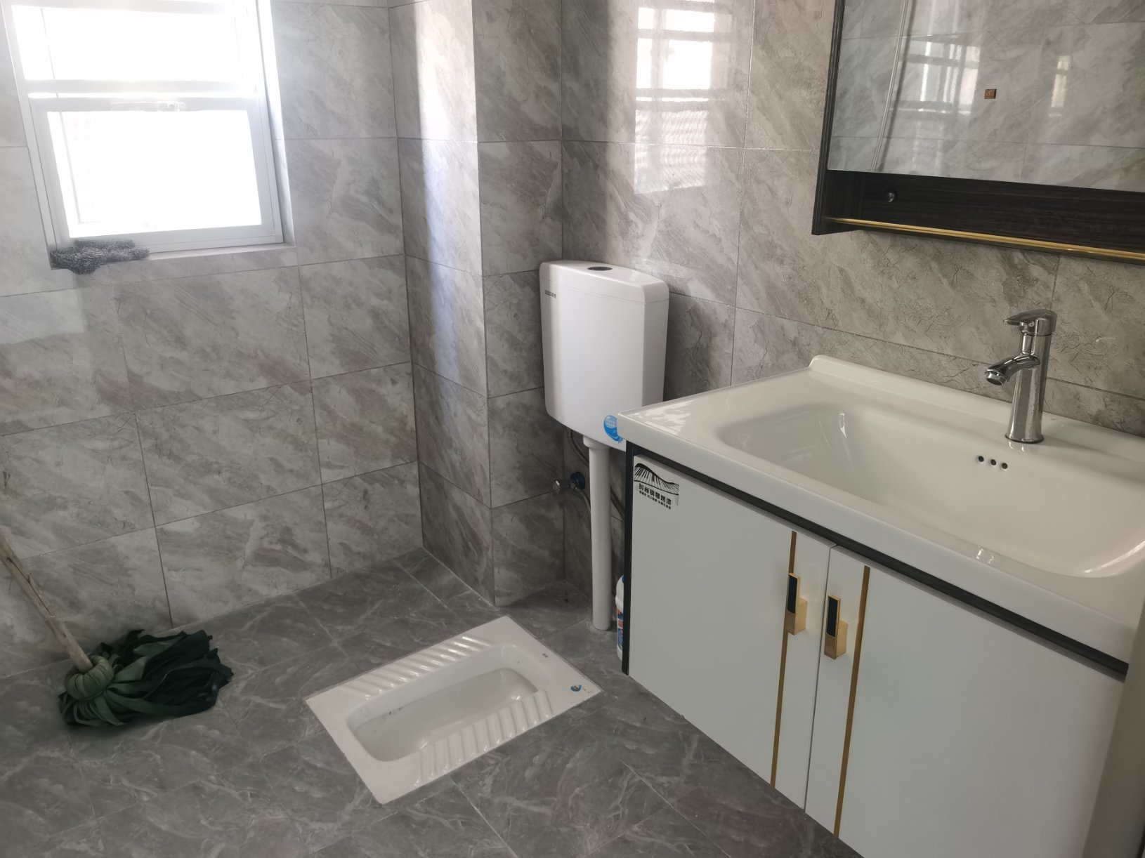 仙桃一中正对面翰林公馆3室2厅2卫，精装修家具家电全配优价出售！