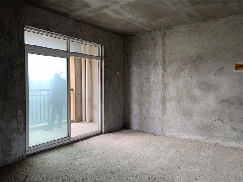 锦绣江山，毛坯三房，想怎么装就怎么装，可以按揭，单价5000一点