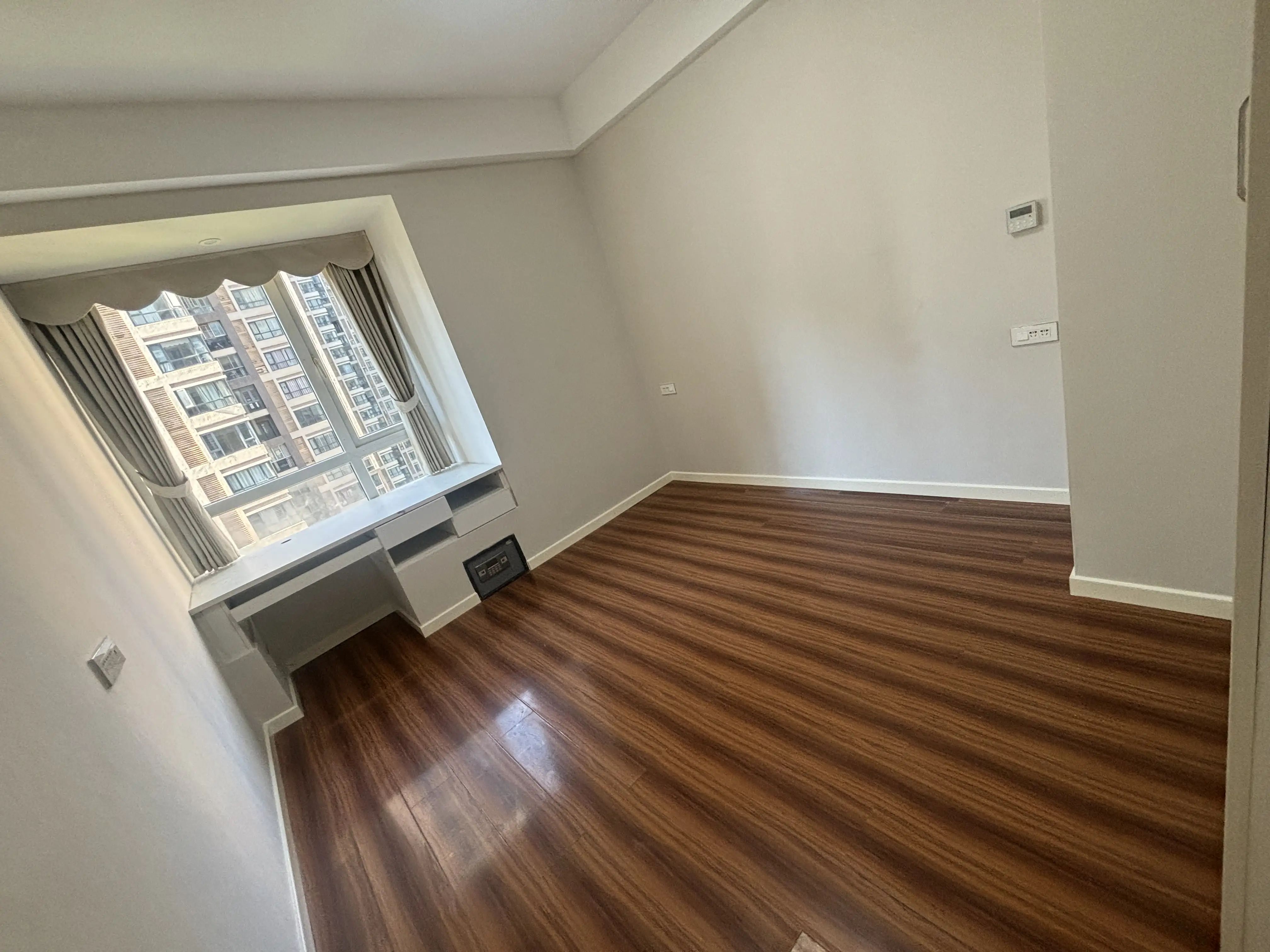 急售合和国际好楼层90平小三房成色新总价低，领包入住