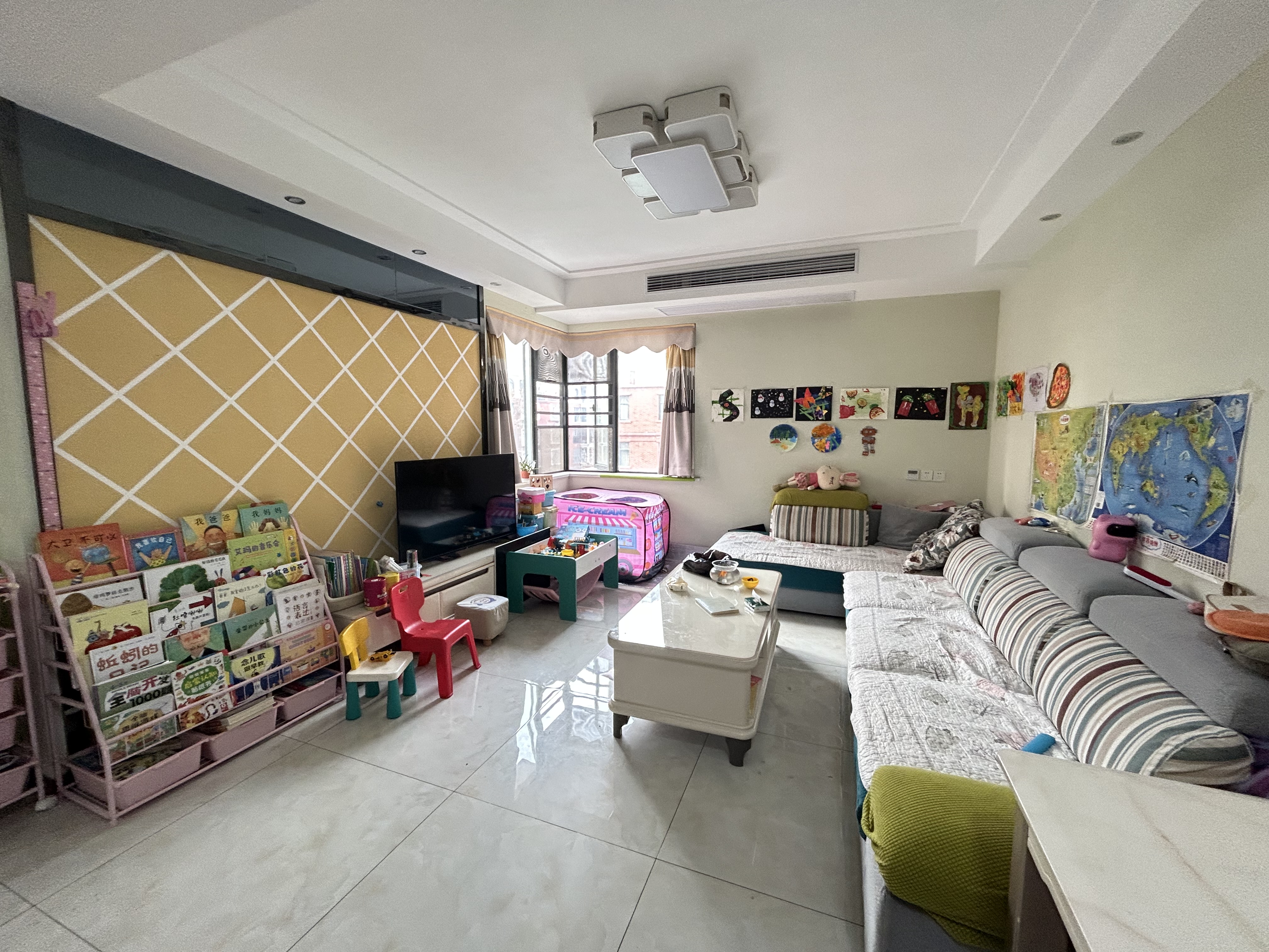 金域城邦，精装小三房，诚心出售，证在手，满二