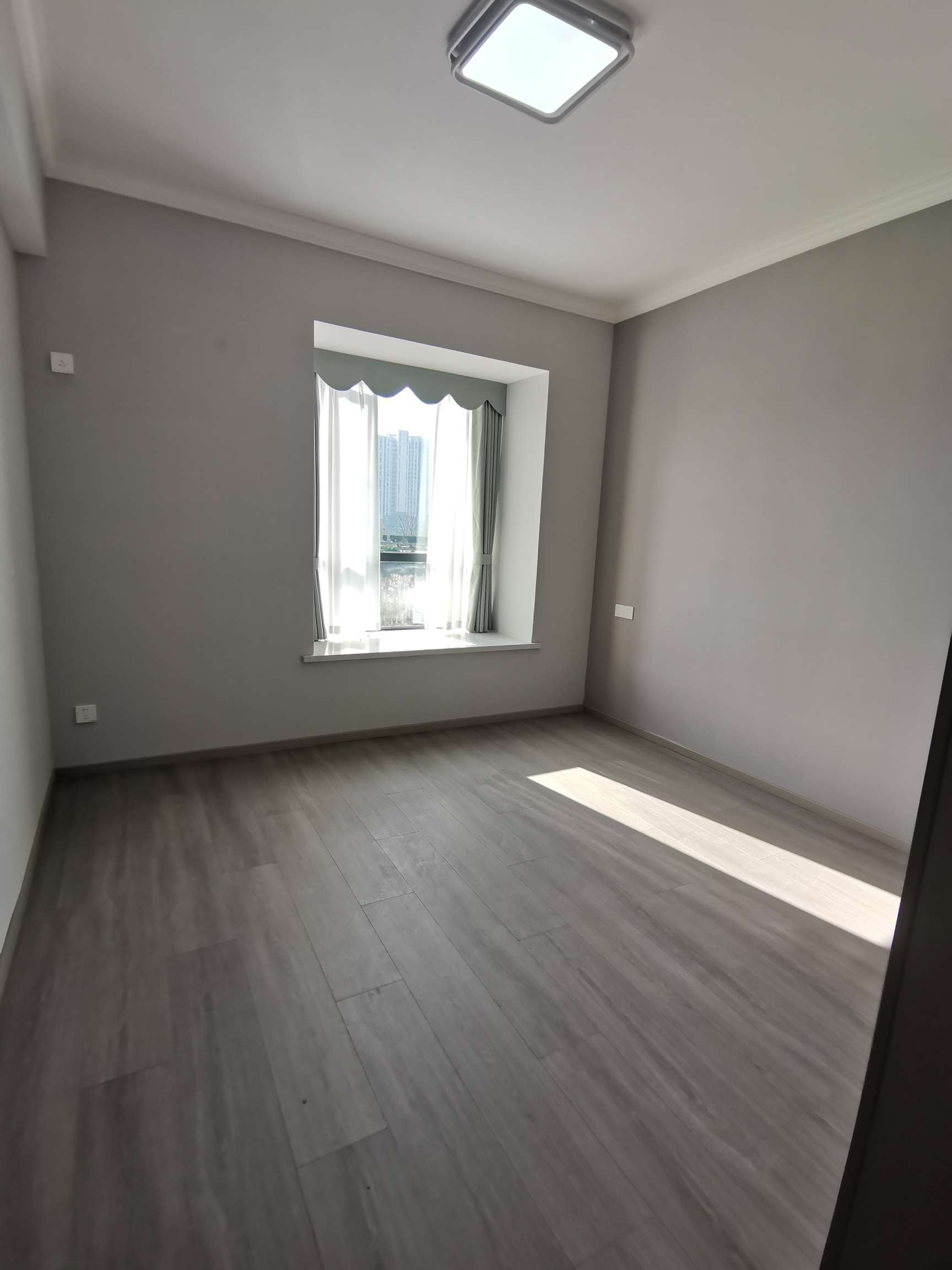 急售，城南品质小区，全新装修，一天未住，满二