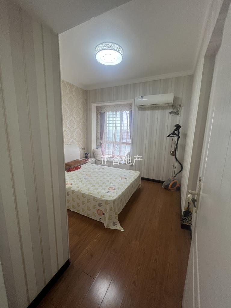 亏本出，鸿昇现代城，精装两房，9成新装修拎包入住，上仙桃xiao学，风和日丽新三中