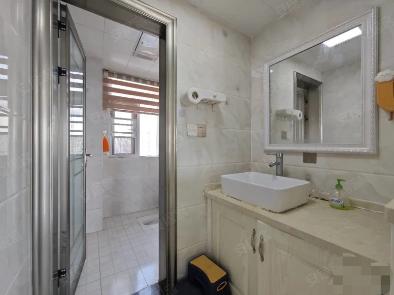 一中正对面，上苑一品，精装三房，单价4字头，带车位.南北双阳台，三开间朝南，全屋中央空调，电梯好楼层，