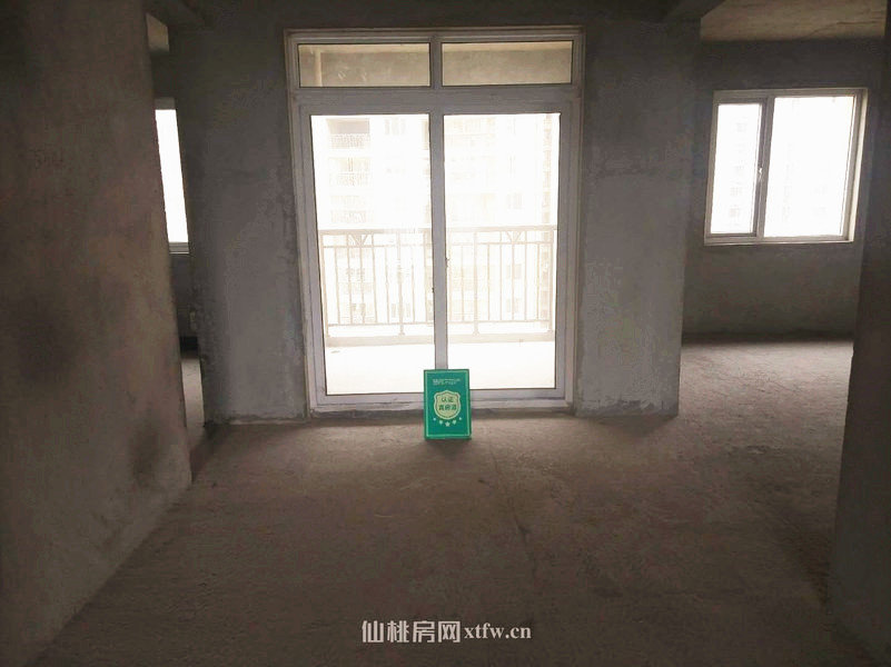 世纪雅苑毛坯大三房南北通透户型方正，采光和视野都是非常到位的，一个字好