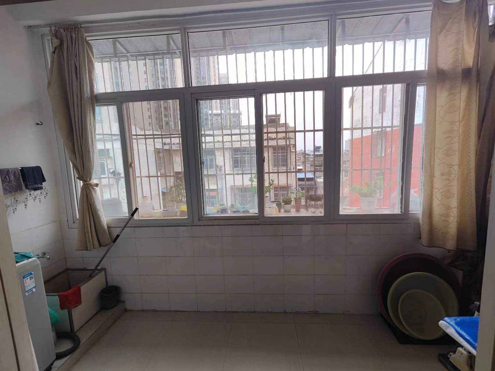 捡漏捡漏丹嫁2580德美花园西桥旁，有院子停车有安保设施户型方正双阳台三面采光