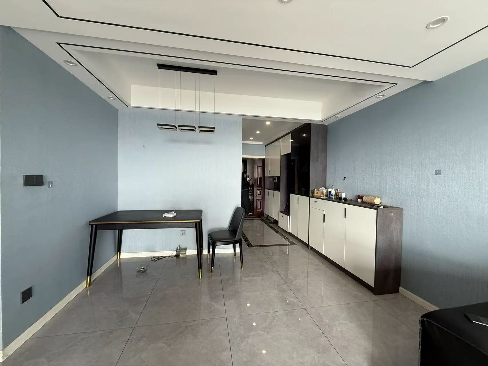 急售，城西，绿地香格里拉，电梯精装三房两卫，证满二，单价3800，