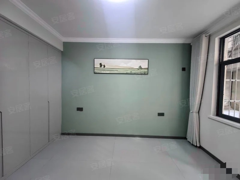 环球钟心旁，一楼带院子，银鑫小区，精装三房两厅两卫，养老陪读，证满二，手付1万