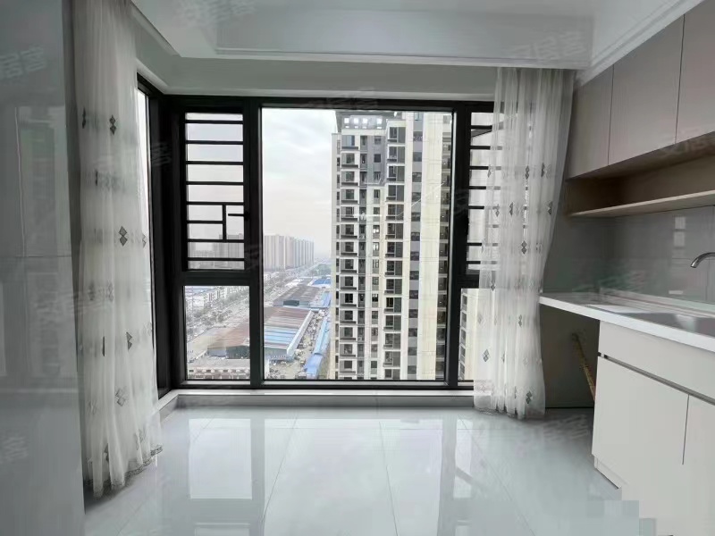 风和日丽，精装三房两卫，实验五小风和三中，全新装修，送车位，好楼层，证满二