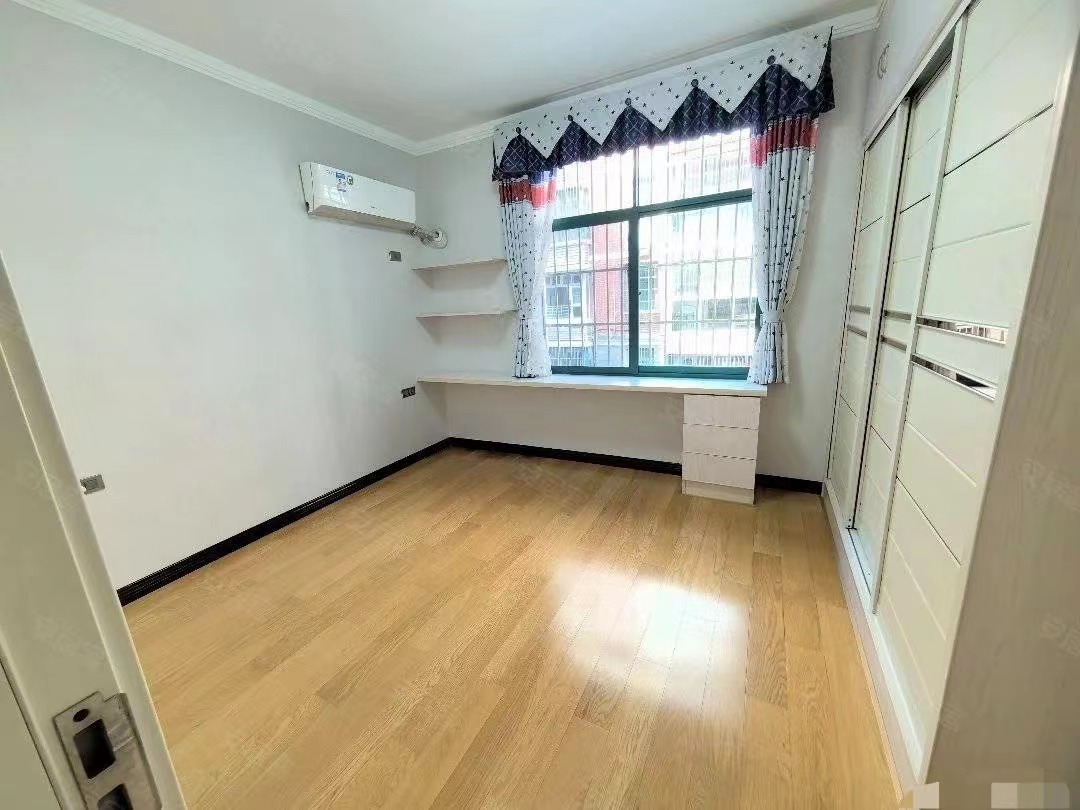 1，房东亏本出，急售，一中附近，精装两房，步梯好楼层，楼龄新，特别适合养老