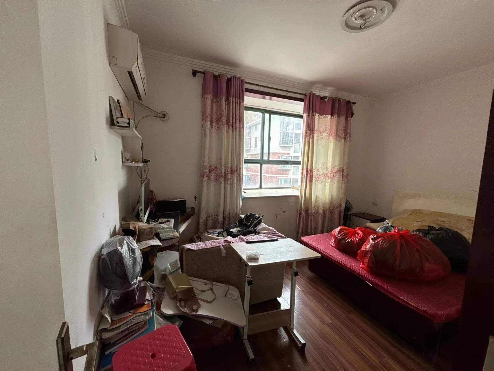 东城花园.精装三房两房.看房方便