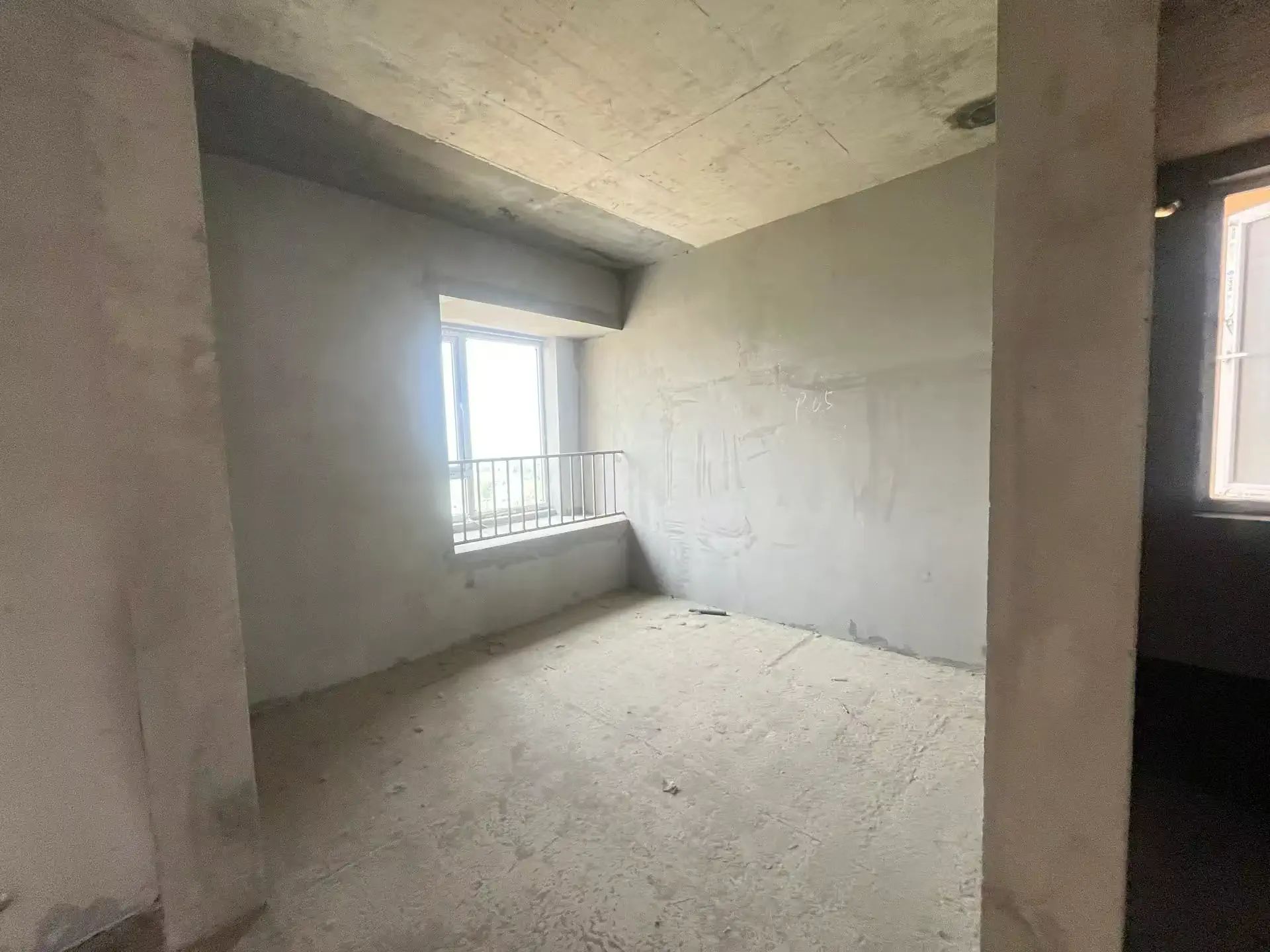 捡漏，城南，南国明珠，单价4000，毛坯大四房，送车位，15楼，满五