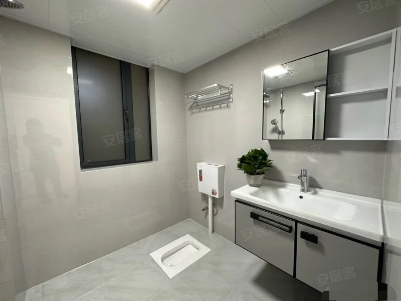 降价了，业主诚心出售，森林国际翡冷翠，全新精装三房，一天未住，下楼就是新二中二小，证满二