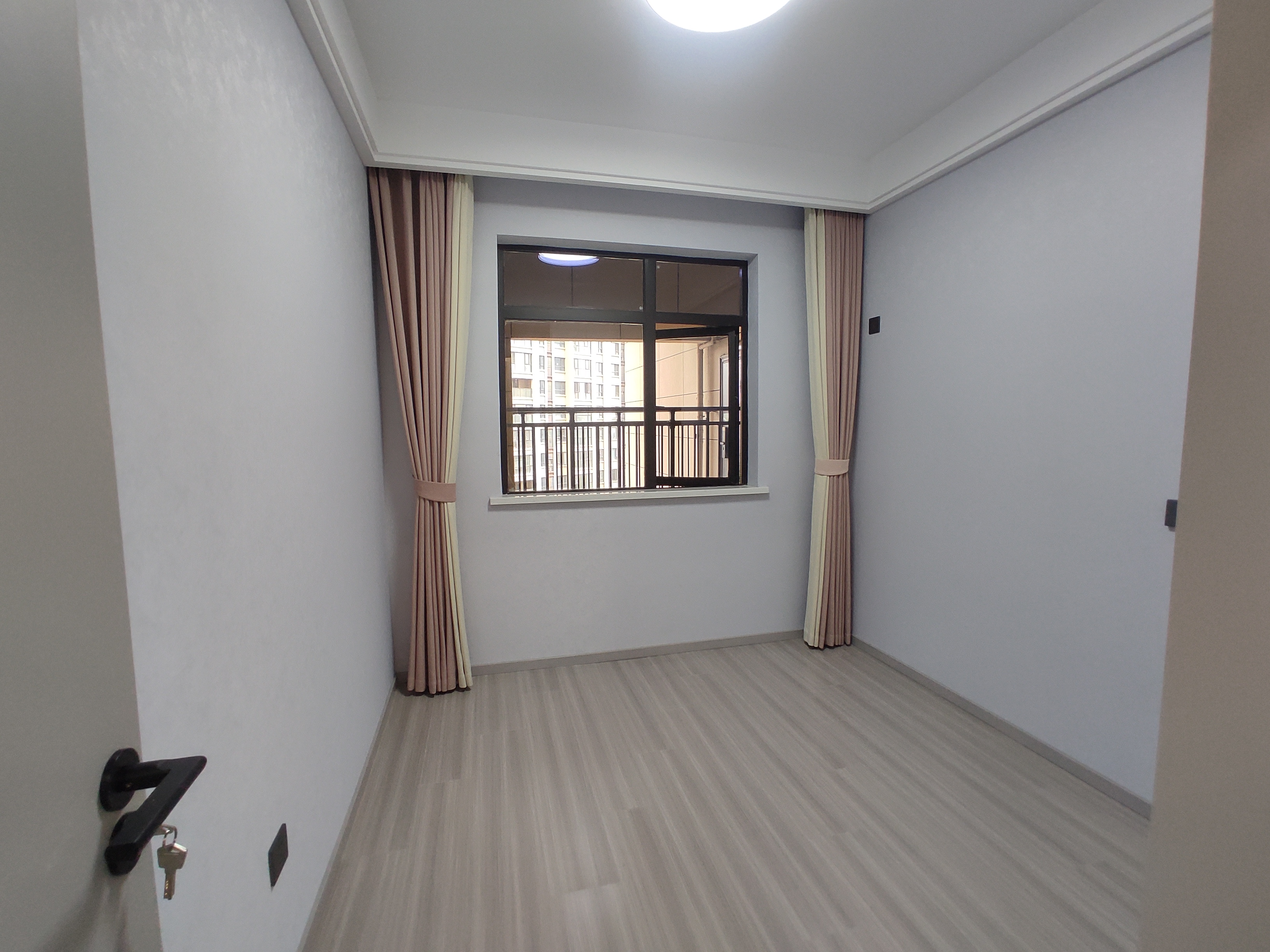 御湖世家全新精装三房阳光楼楼间距宽小区绿化覆盖广现房送车位