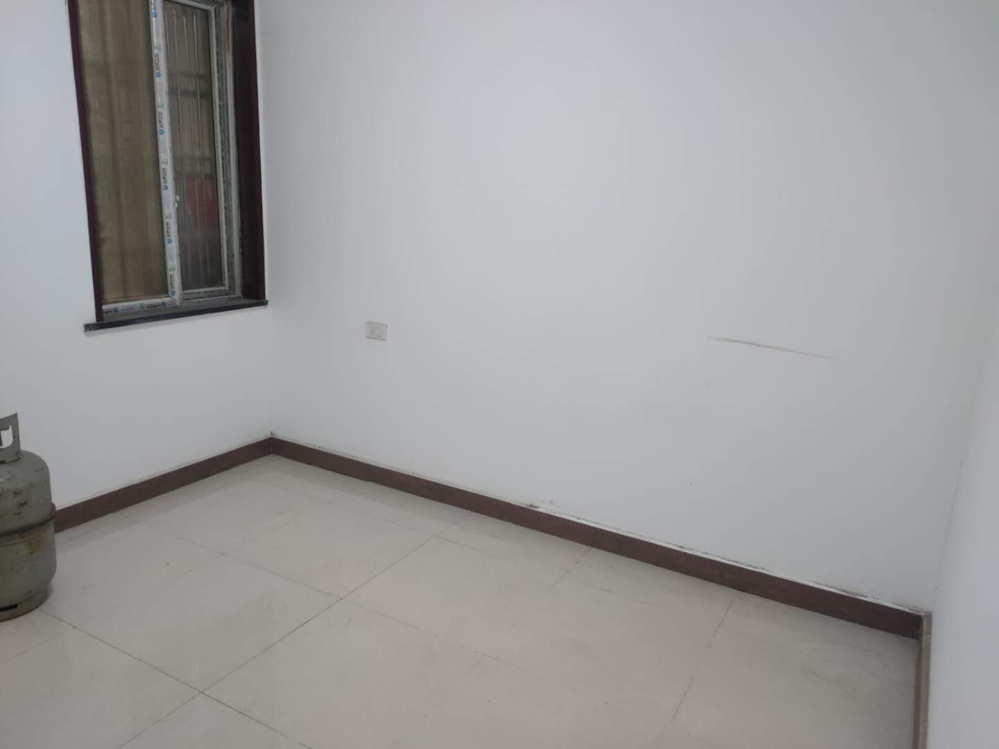 天门桃花源对面 步梯中层 大四房 价格美丽