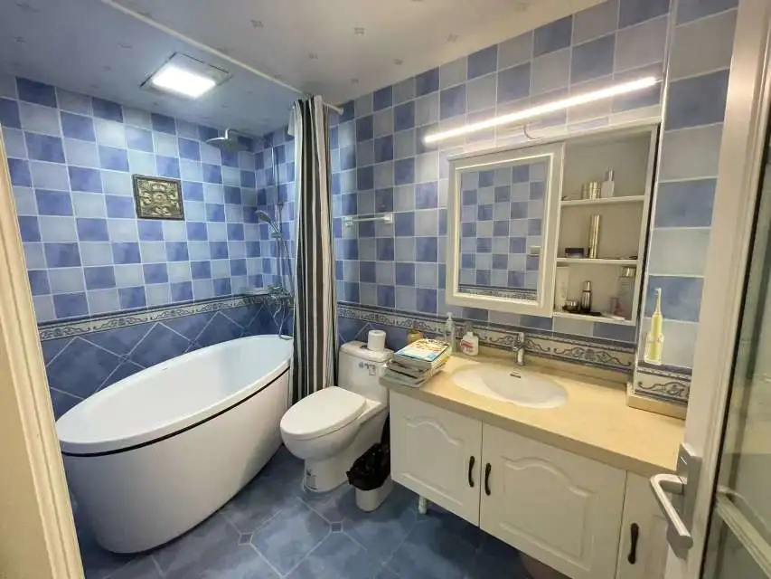 满庭春3室2厅2卫全新精装修中间楼层55万优价出售！