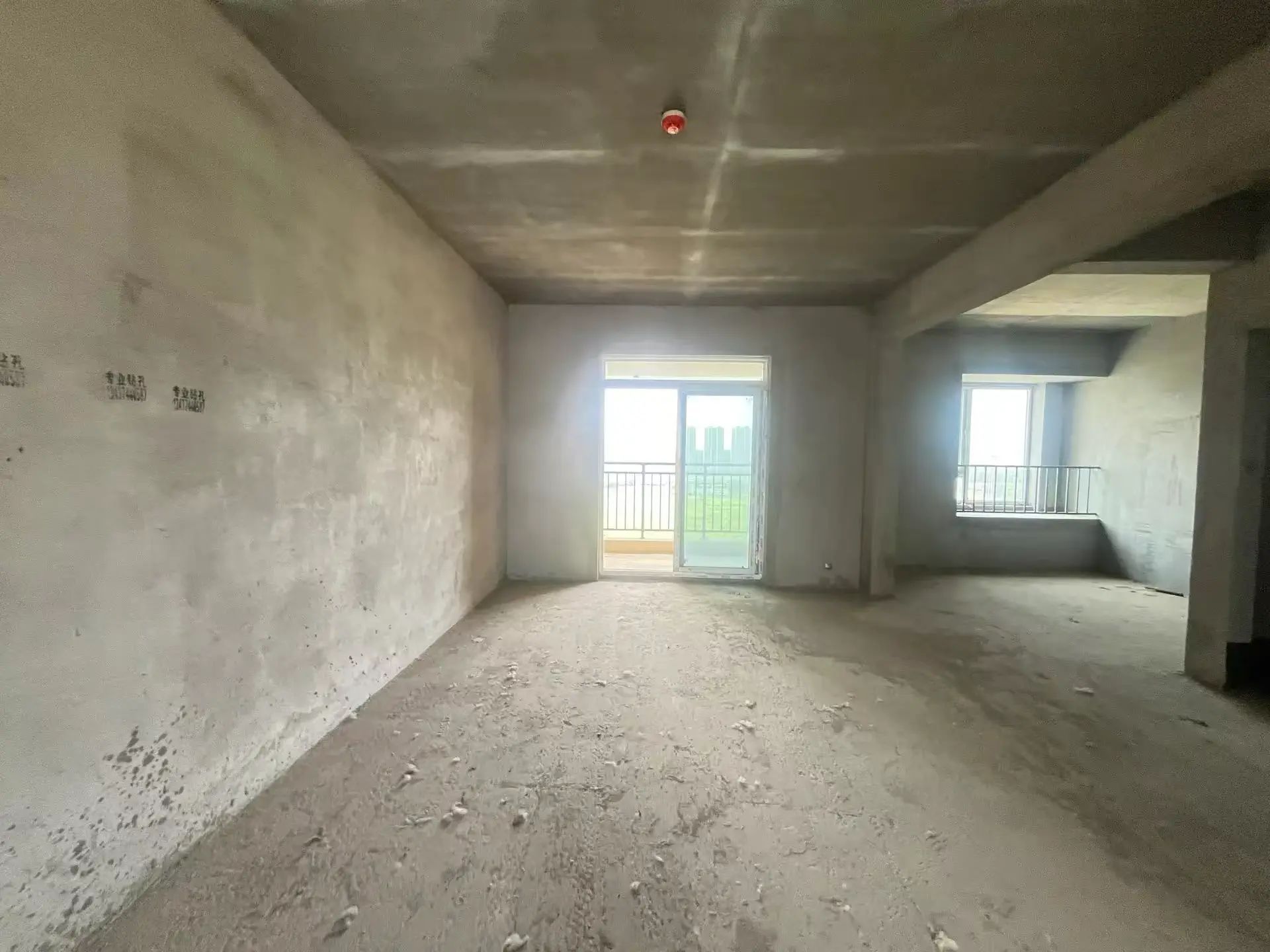 捡漏，城南，南国明珠，单价4000，毛坯大四房，送车位，15楼，满五