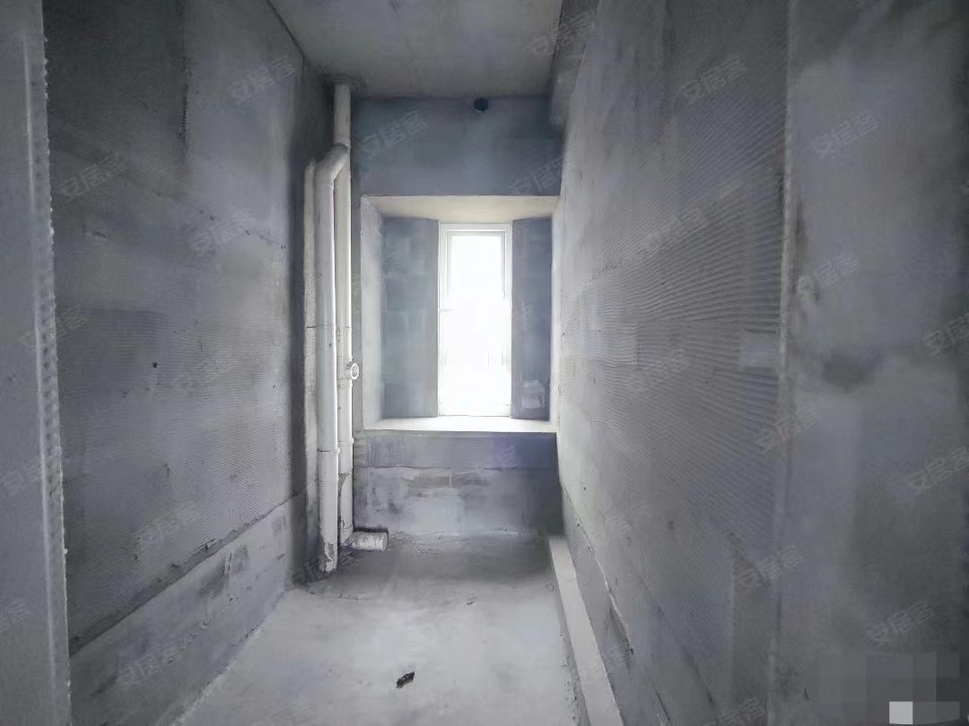 房东直接跟你减1500，碧桂园，1梯1户单价4700，小高层，南北双阳台，证满二