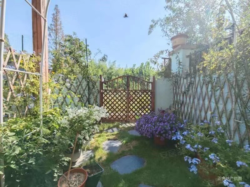 房东诚心出售，绿地香格里拉，一二楼复式​带花园洋房，有车位，