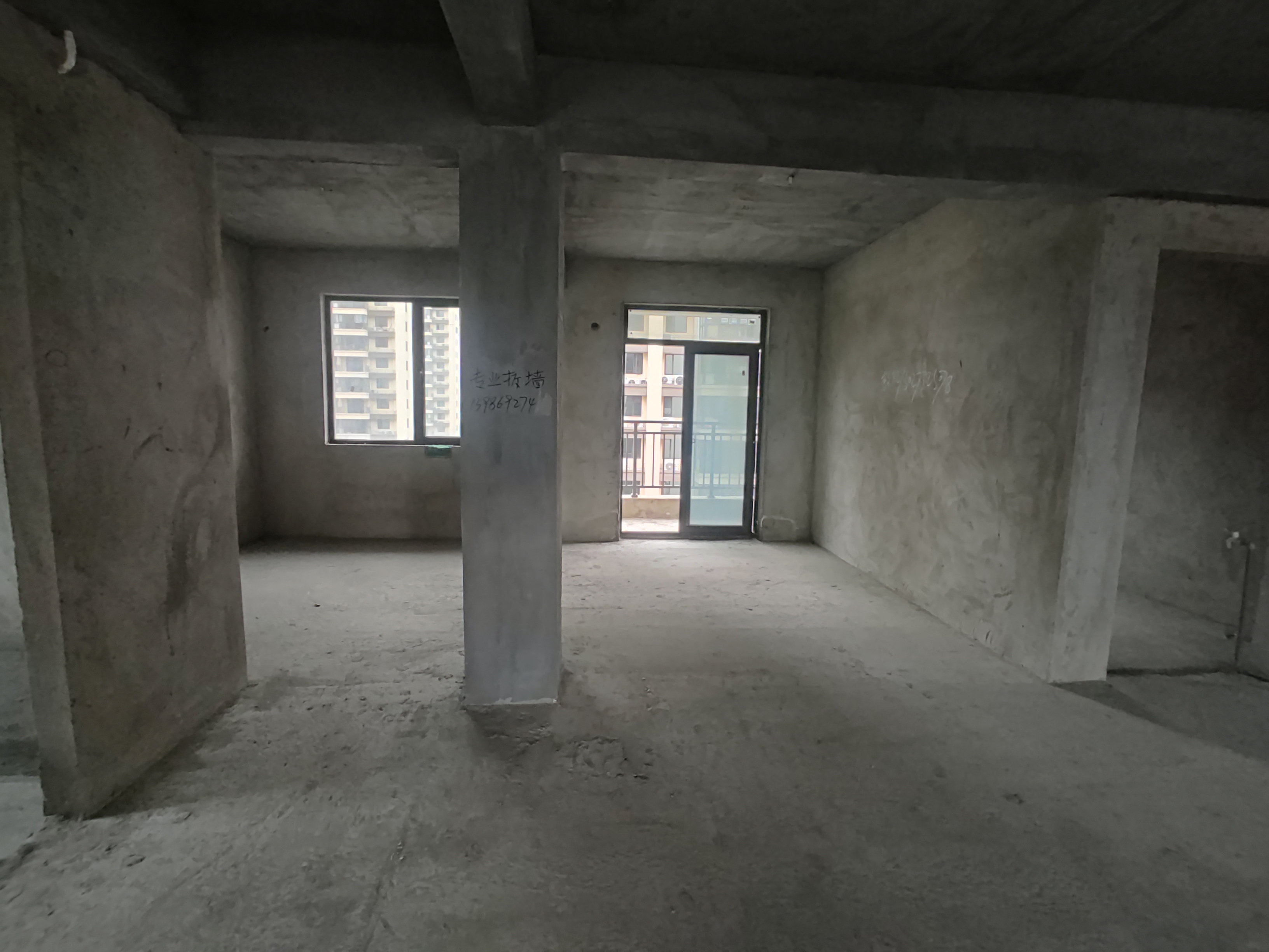 和平社区.毛坯三房带地下室.南北通透.看房方便