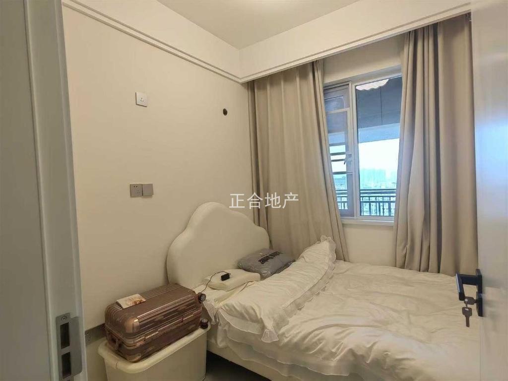 亏本急售，森林国际北苑，精装三房，中间好楼层，证满二，户型方正