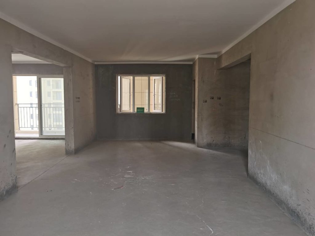 二中旁清华园 毛坯大三房 小区人车分流 户型南北通透 诚意出售