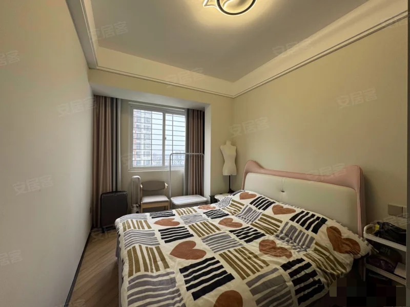 仙桃三中附近，精装大四房两卫，好楼层，全屋品牌家具家电，证满二，拎包入住