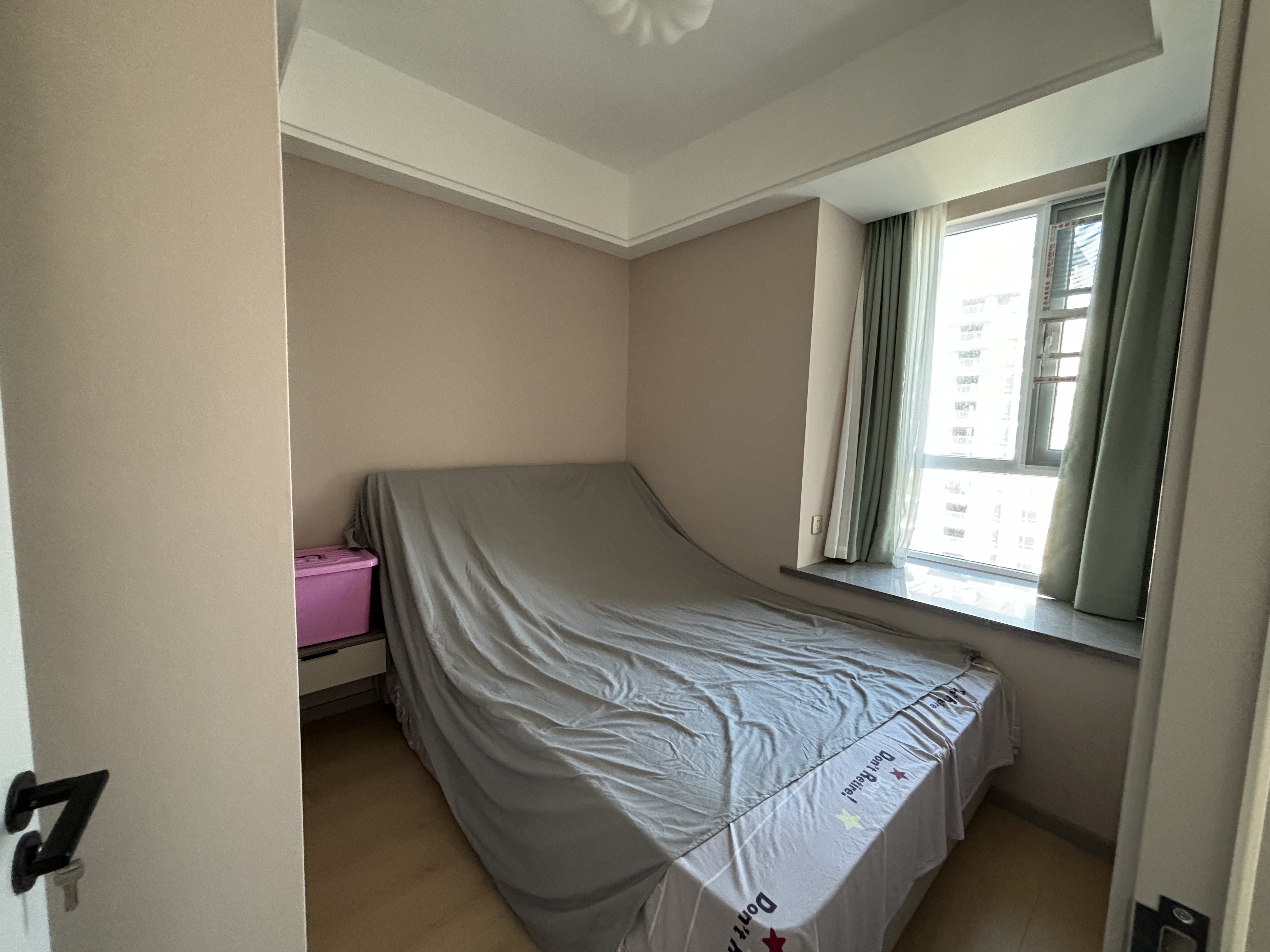 风和日丽.全新品牌装修三房.出门就是學笑.看房方便