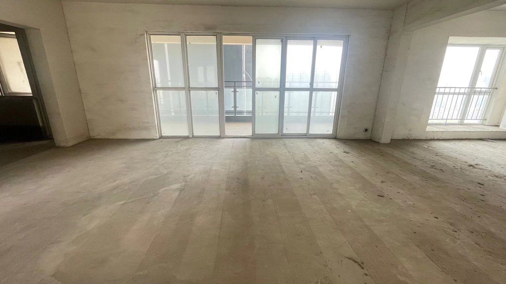 福星城.毛坯三房.还送超大阳台.看房方便