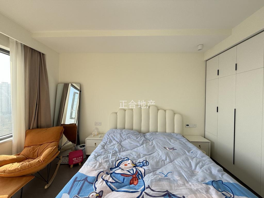 城西，业主怒亏近30万，精装三房两卫，电梯15楼，9.9成新，纯边户，仙桃二小，证件满二