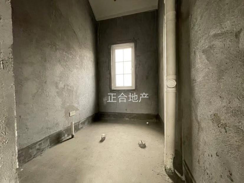 祥生御江湾，联排别墅，边户，带大院子，两个车位，朝南北满两年