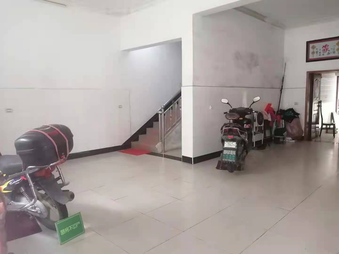 私房私房黄荆社区出场大门前路宽车出入方便证件齐全