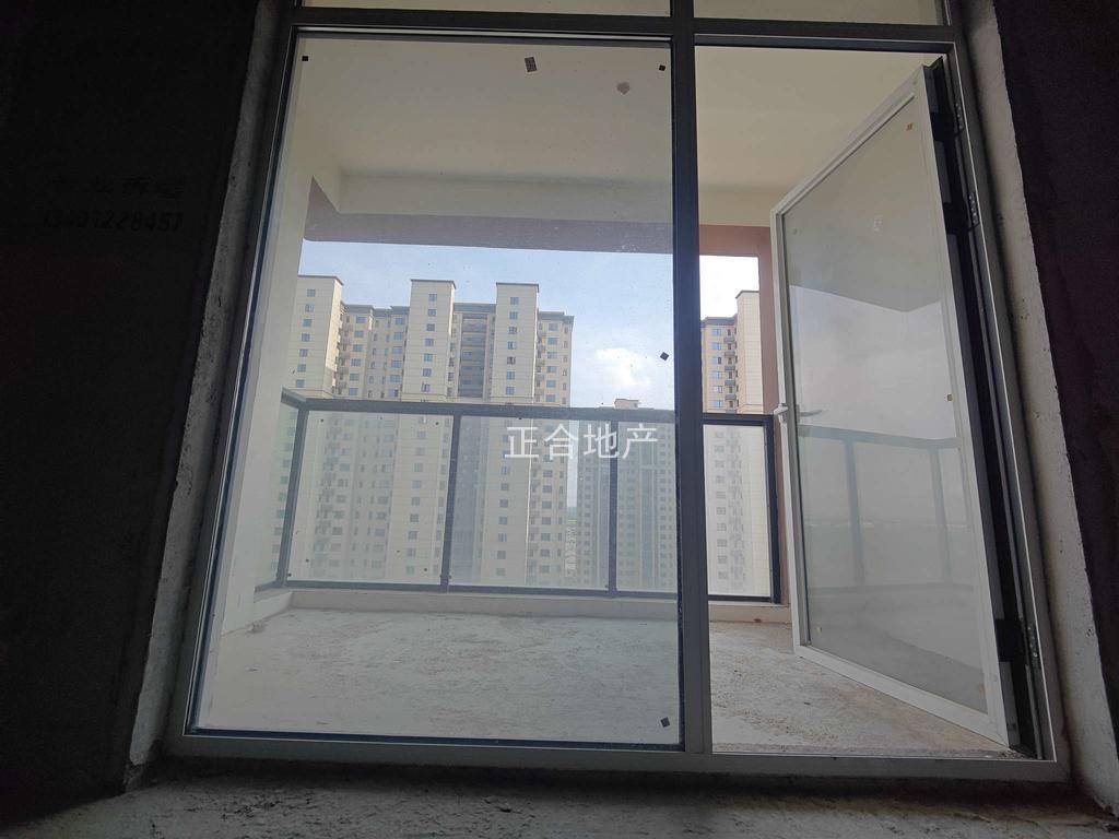 蓝天白云稀少小三房！单价6200！