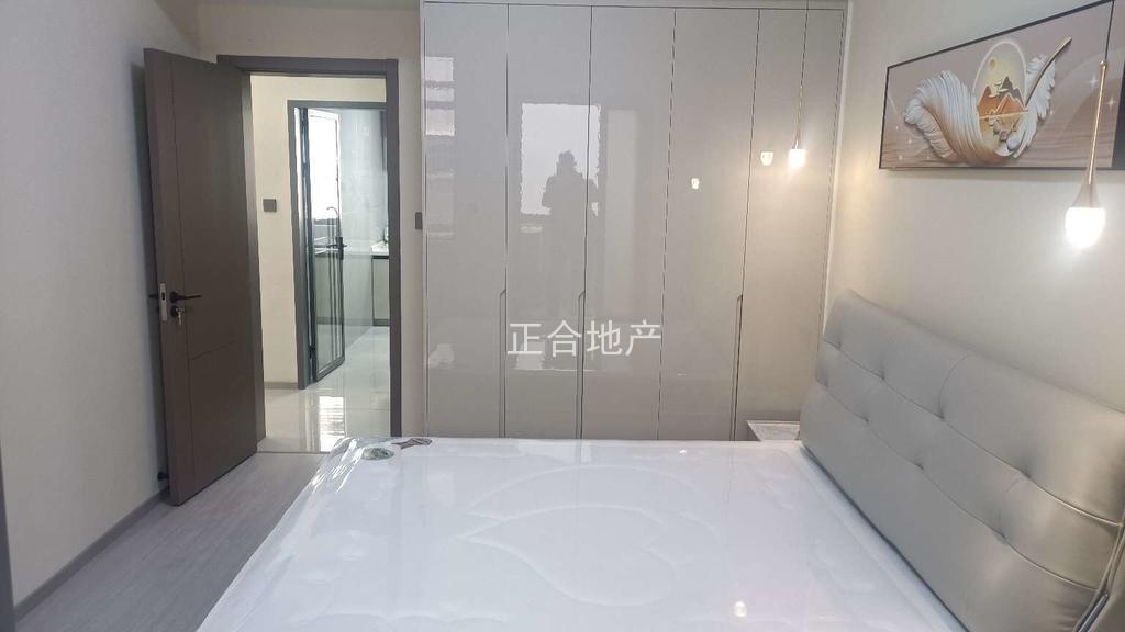 降价了，房东诚心出售，仙桃商城，楼下老三中，步梯三楼，全新装修三房两卫，户型采光好