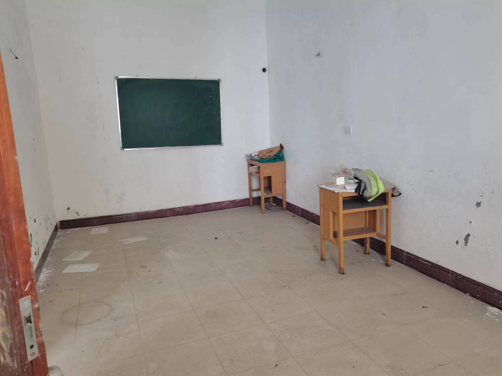 黄荆小区私房.房子有不动产证.证件满二.看房方便