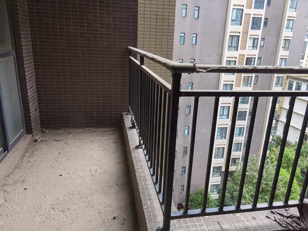 急售和合国际毛坯三房两卫，证满二 付25万，户型方正采光好，南北通透