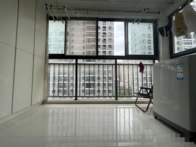 房东诚心急售，单价4800，精装小三房，看中可谈，好楼层