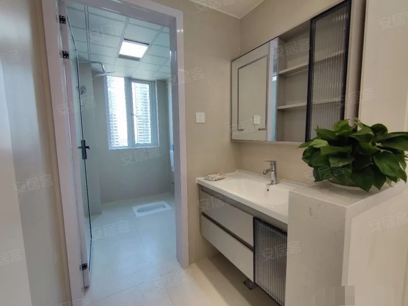 银湖城，全新装修，精装三房二卫，证件满二，单价5200，南北双阳台，中间楼层