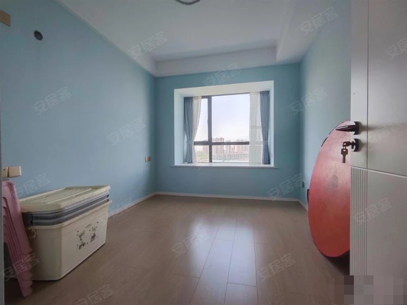 城南，御湖世家，精装大三房，纯东边户，电梯好楼层，带车位​全新装修，基本没住，证满二，