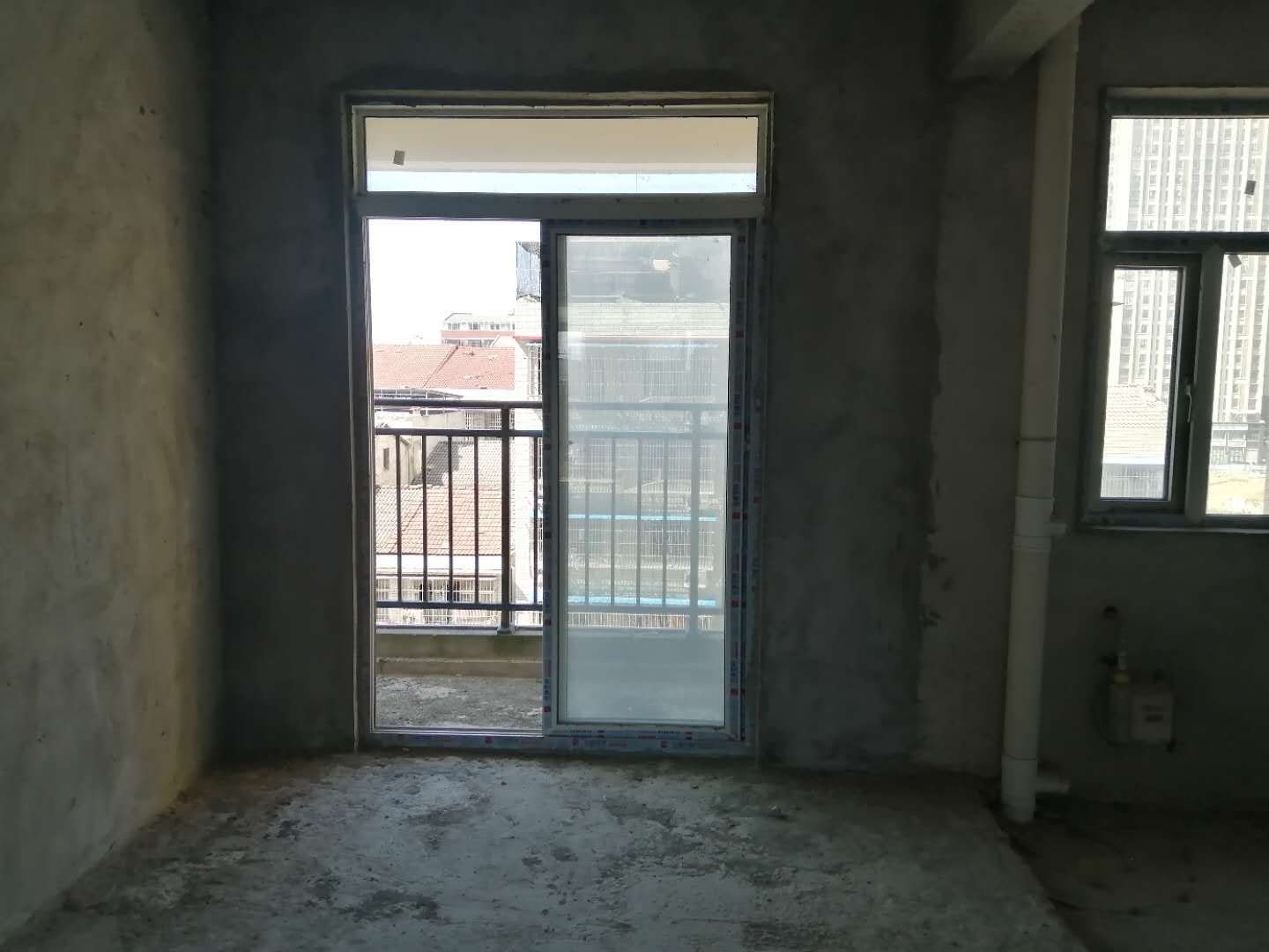 一中对面毛坯大三房，证件满二