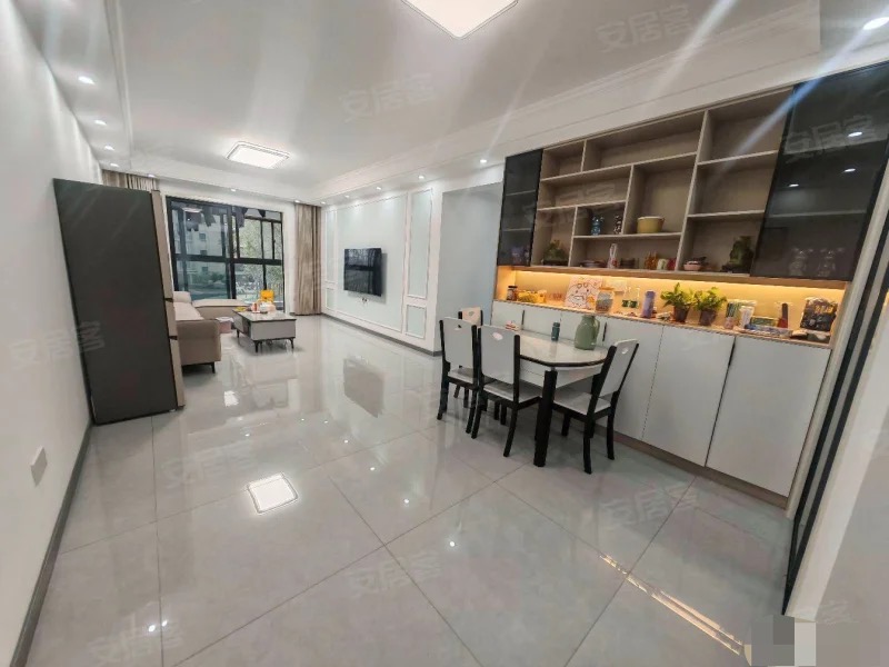 业主急售！城南御湖世家！单价4700，二楼，全新装修三房两卫，采光没问题