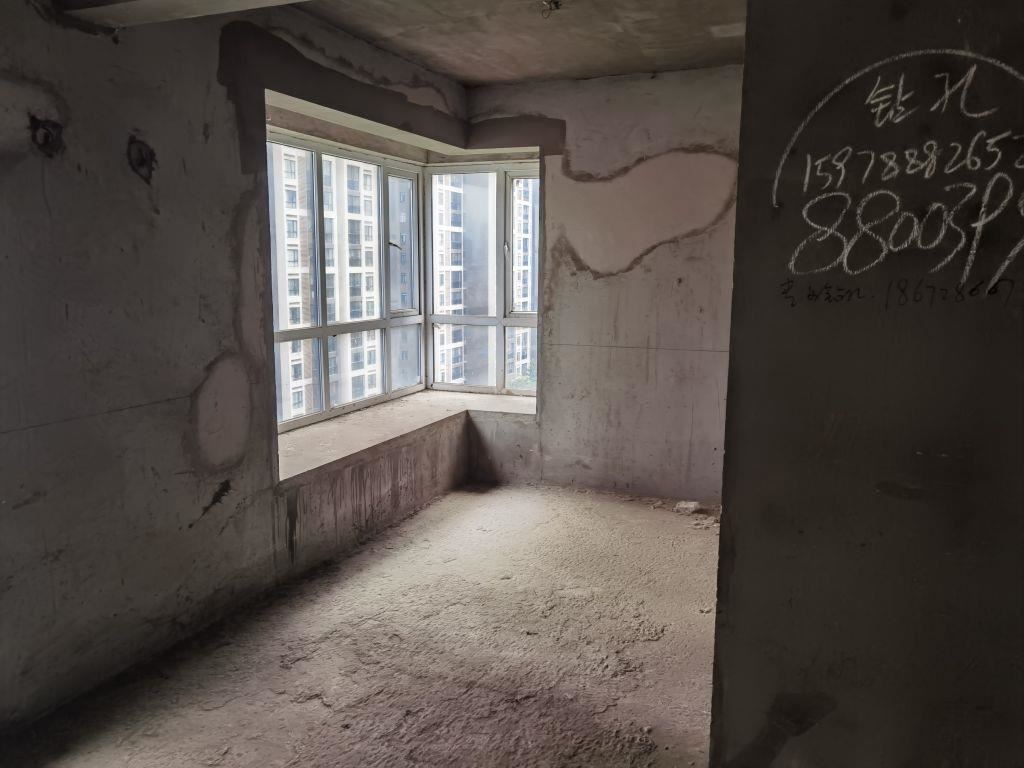 急售和合国际毛坯三房两卫，证满二 付25万，户型方正采光好，南北通透